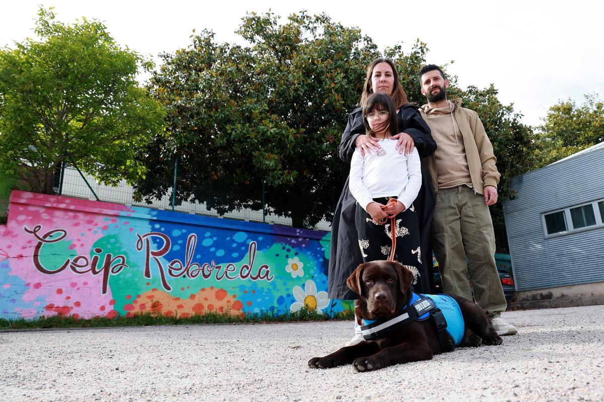 La família d’una nena amb autisme urgeix a l’escola que no «allargui terminis» per a l’entrada del seu gos d’assistència a l’aula