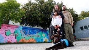 La família d’una nena amb autisme urgeix a l’escola que no «allargui terminis» per a l’entrada del seu gos d’assistència a l’aula