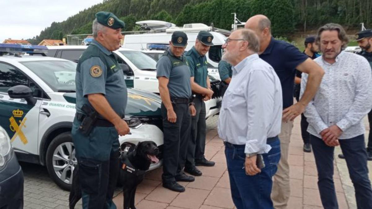 Agentes de la Guardia Civil, junto a Ramón Canal. | J. Q.