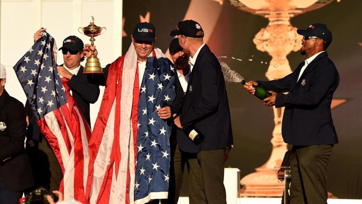 El capitán del equipo estadounidense Davis Love y su vicecapitánTiger Woods celebran en la ceremonia de entrega del trofeo