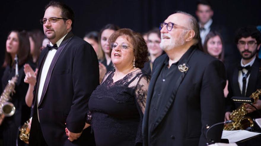 José Pérez, Elisa Arias y Moncho Borrajo, durante la actuación. // FdV