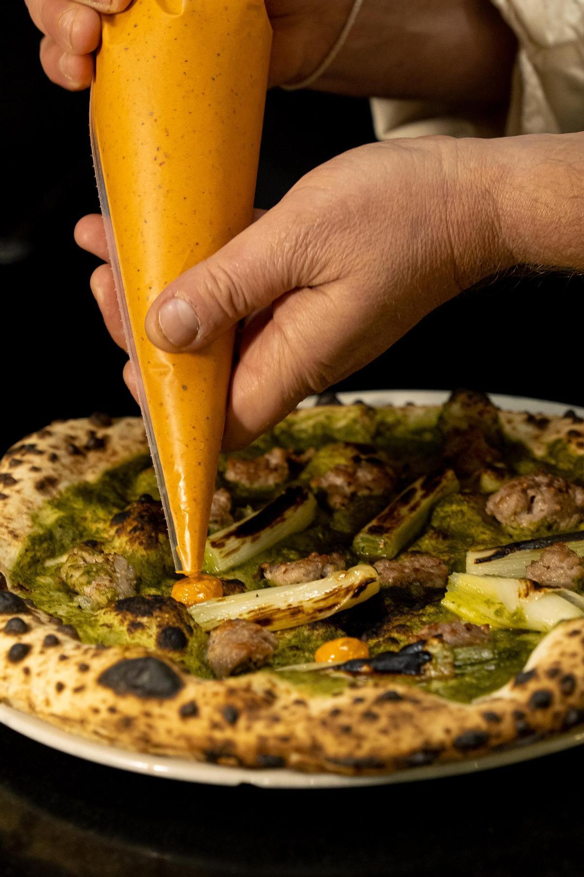 La pizza de calçots de la pizzeria Marghe 1889.