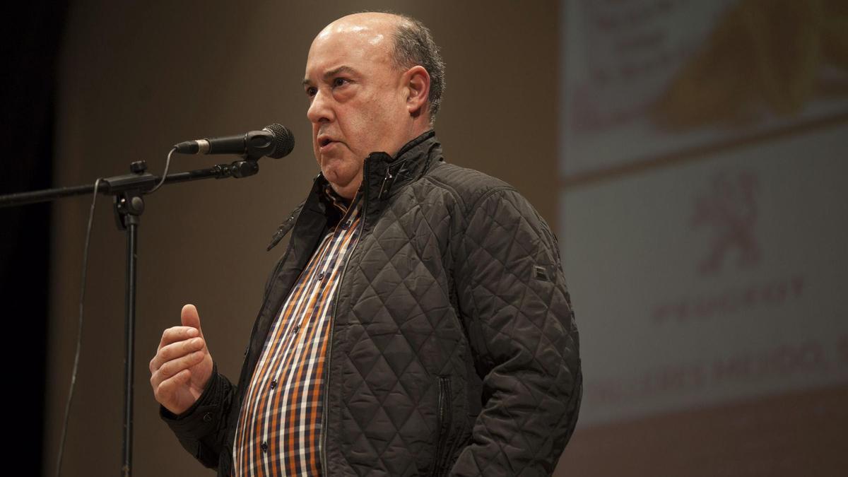 Gabriel González, cantando.