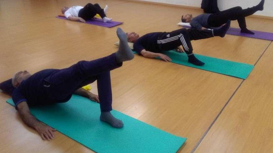 Participantes en un taller de pilates de Apropark en Pontevedra. // FdV