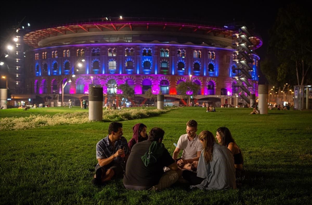 El parque Joan Miró, fue uno de los puntos escogidos por la juventud para celebrar la verbena.