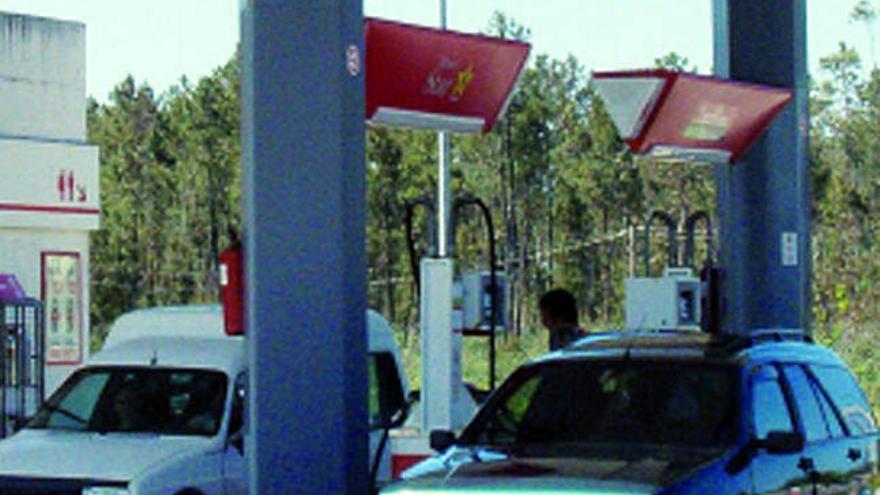 Dos coches repostan en una gasolinera de Zas.