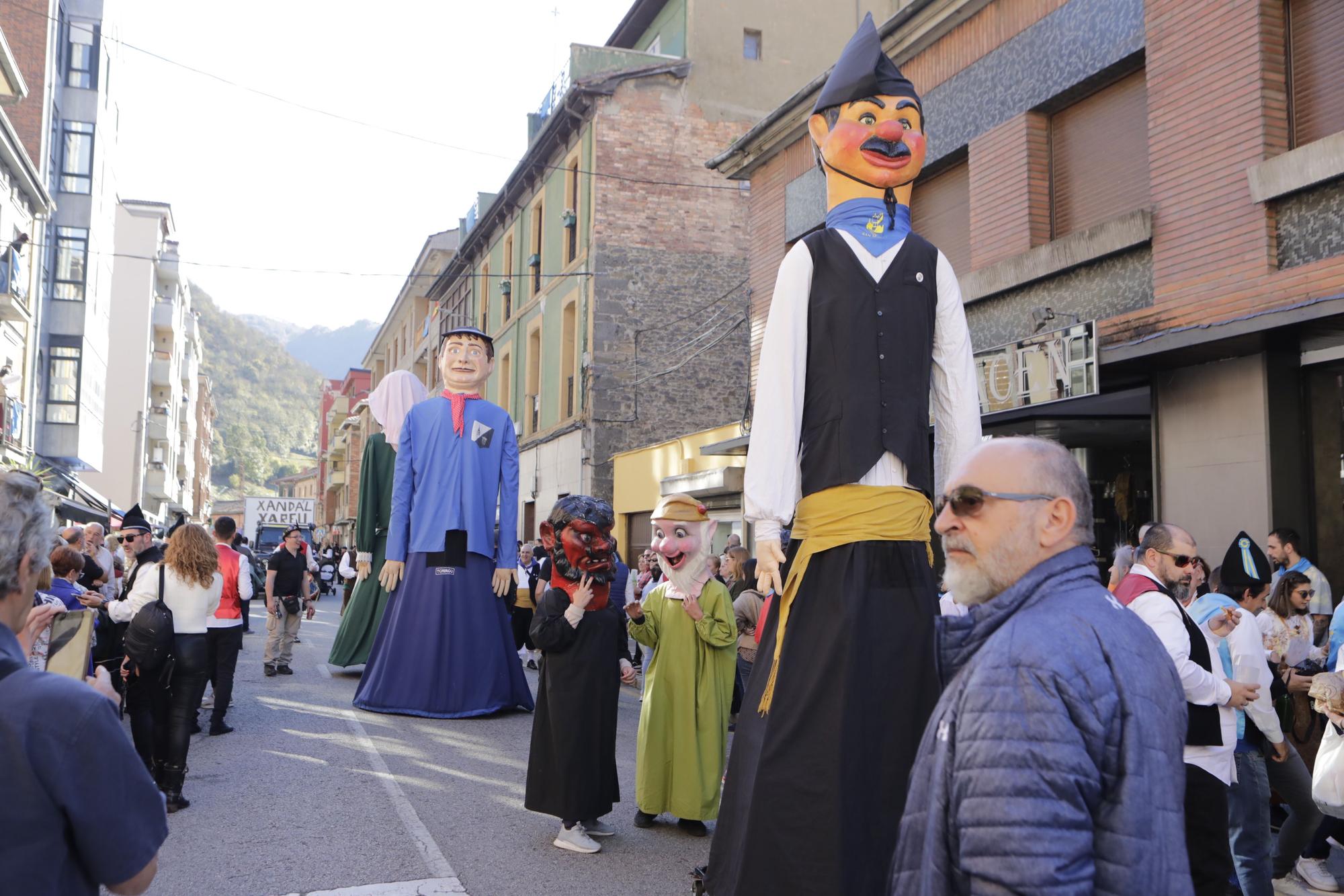 EN IMÁGENES: La localidad allerana de Moreda celebra San Martín, la fiesta de los Humanitarios