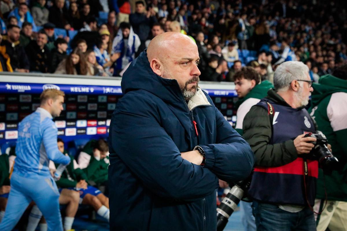 Manolo González, con rostro serio en el Espanyol-Alavés