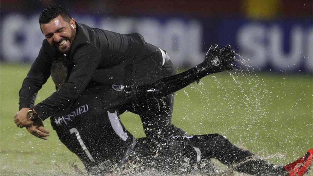 Gerardo Ortiz, de Sol de América, celebra con su entrenador Héctor Marecos tras ganar el juego ante Independiente Medellín