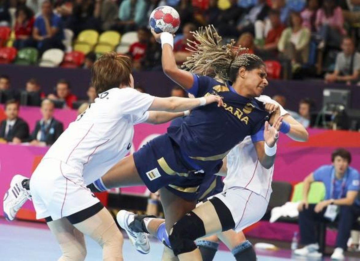 Marta Mangué González (centre) intenta esquivar la defensa sud-coreana. Marta Mangué González (centre) intenta esquivar la defensa sud-coreana.