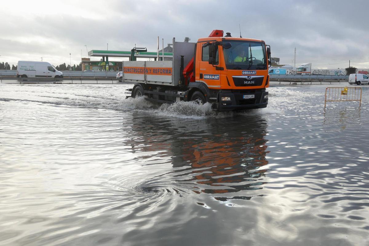 El polígono de la Pista de Silla esta mañana.