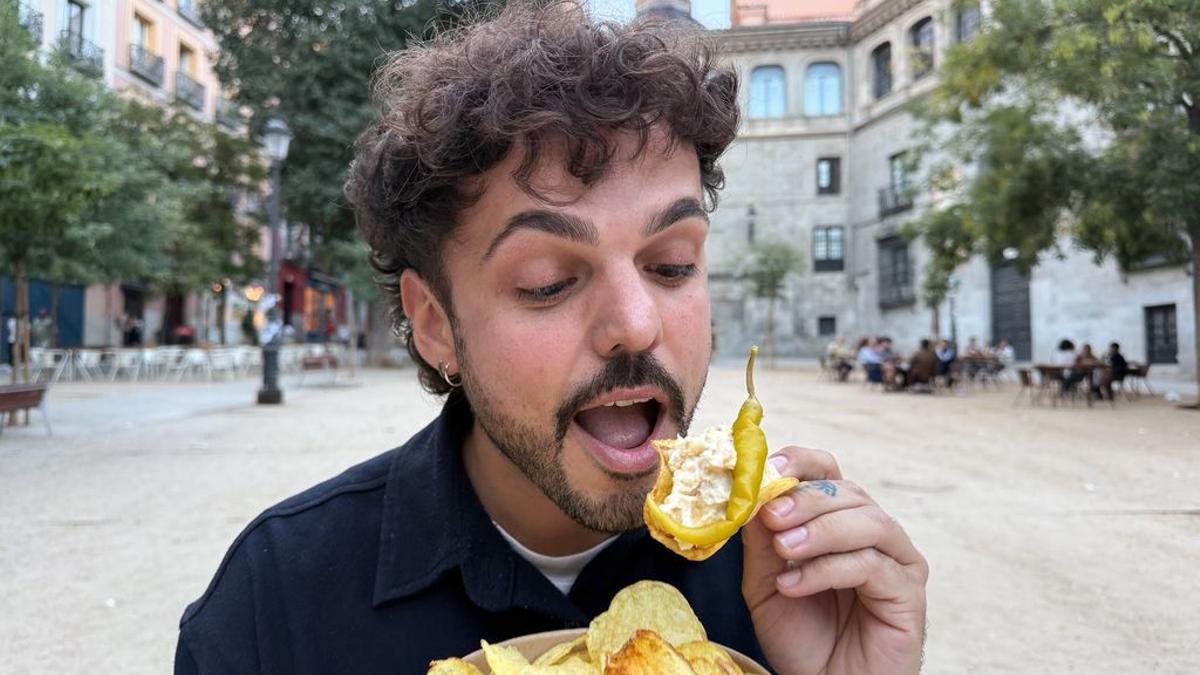 El 'influencer' @javigarciamoo en la ruta del aperitivo en La Latina.