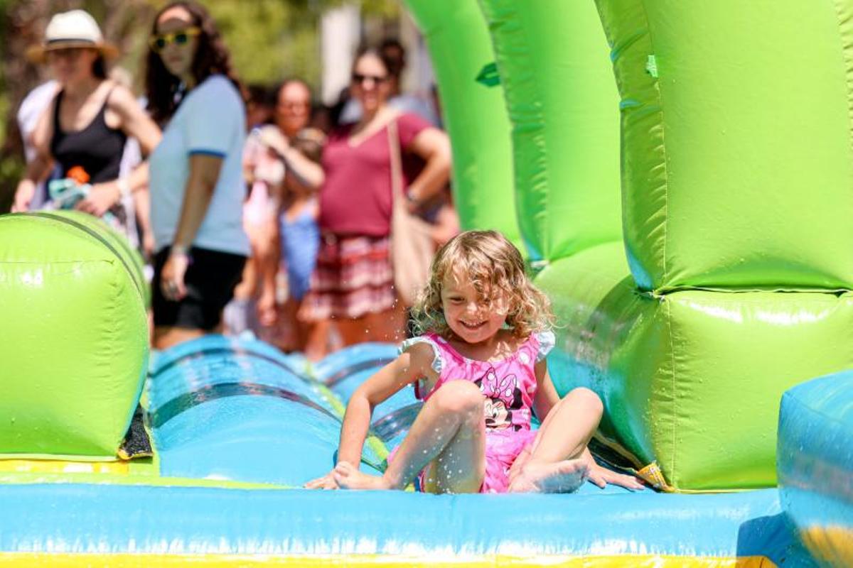 Colchonetas, fiesta de la espuma, espectáculo de magia y talleres: Todas las imágenes de la jornada de las Festes de la Terra protagonizada por los vecinos más pequeños Colchonetas, fiesta de la espuma, espectáculo de magia y talleres: Todas las imágenes de la jornada de las Festes de la Terra protagonizada por los vecinos más pequeños