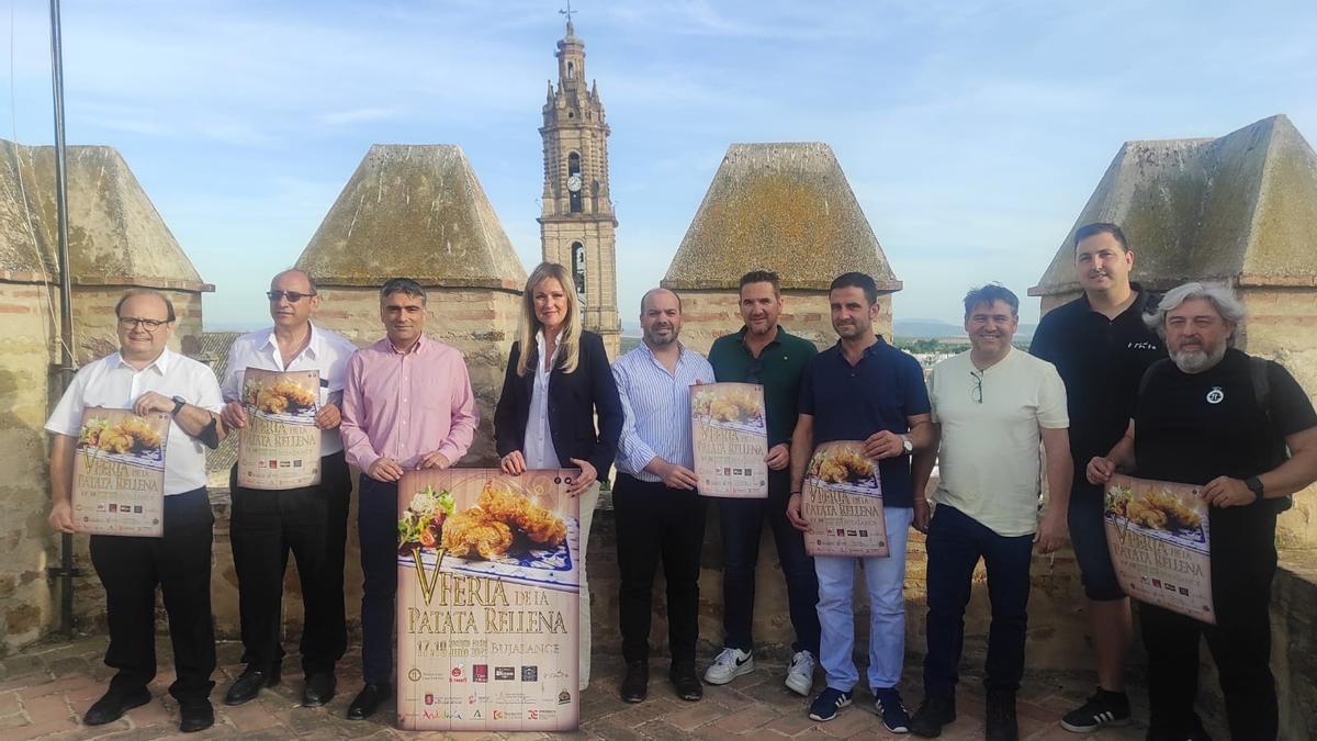 Presentación de la feria, este lunes por la tarde en Bujalance. En la imagen, la alcaldesa, junto a los concejales de Turismo y Desarrollo Económico y los gerentes de los restaurantes participantes.