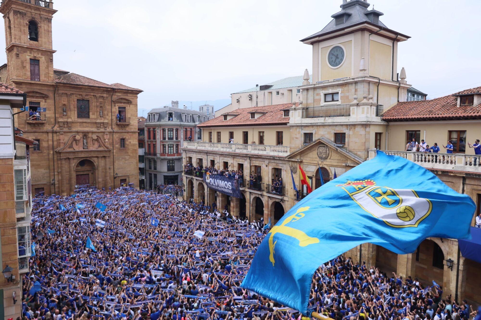 Locura azul en las calles de Oviedo para celebrar el ascenso del equipo a Primera División