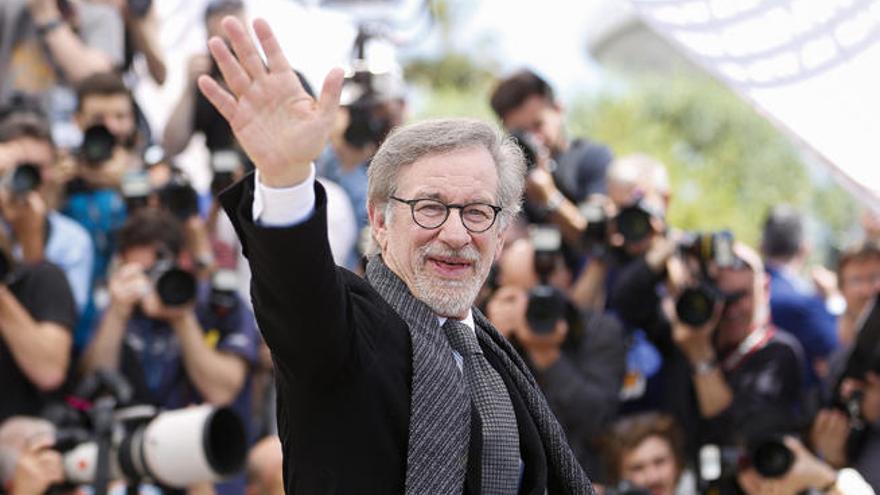 El cineasta estadounidense Steven Spielberg saludando a los fotógrafos.