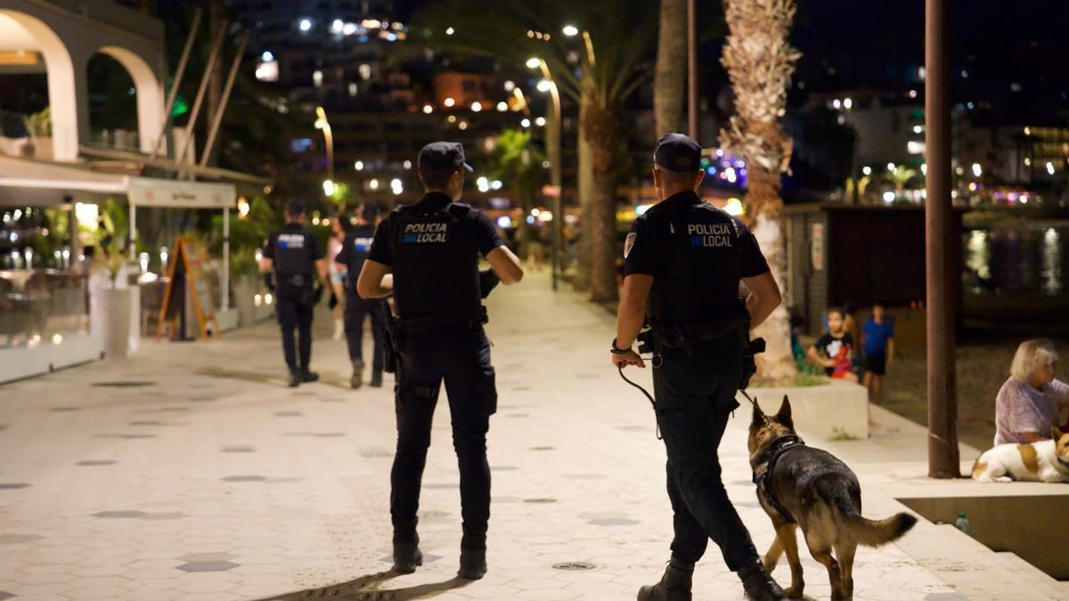 Agentes del 'cuarto turno' de la Policía Local de Ibiza durante una patrulla.