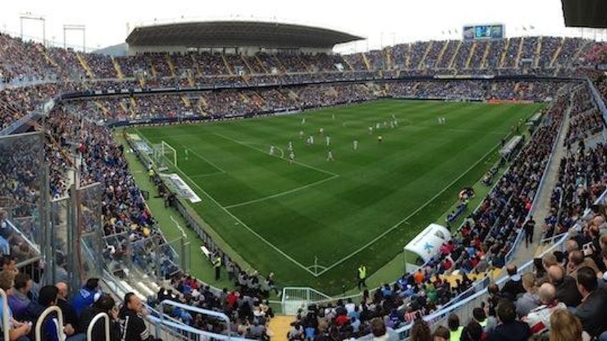 Ni las visitas del Atlético de Madrid (la que ilustra esta foto) ni la del FC Barcelona han conseguido colgar el cartel de «No hay Billetes» en La Rosaleda esta temporada.