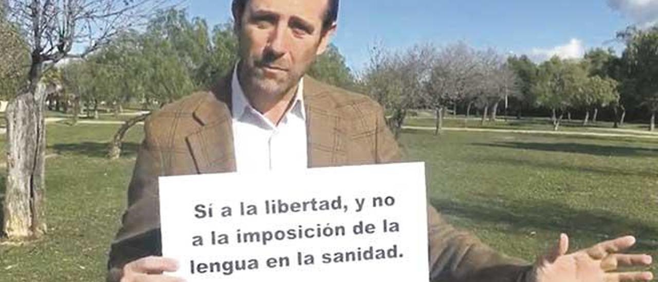 José Ramón Bauzá en el campo grabando un video. ¿Tiene ´Xylella fastidosa´ el almendro muerto de detrás?.