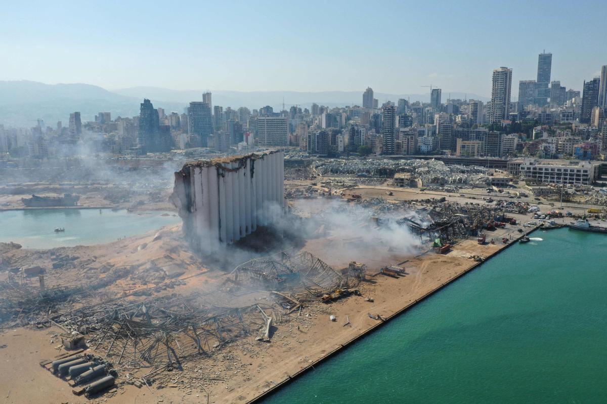 5 de agosto de 2020 muestra el daño masivo causado a los silos de grano del puerto de Beirut (C) y el área circundante, un día después de que una mega explosión arrasara el puerto en el corazón de la capital libanesa