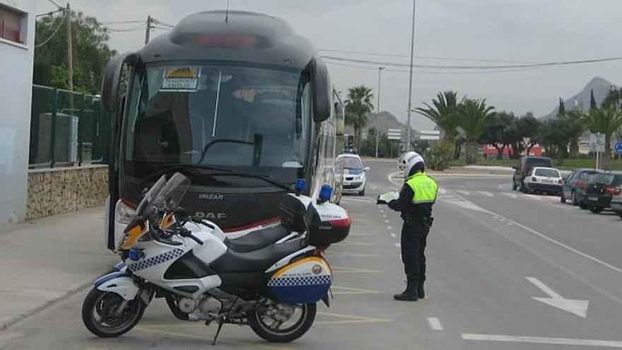 Imagen de uno de los controles que ha efectuado la Policía Local de San Vicente en el transporte escolar de la localidad.