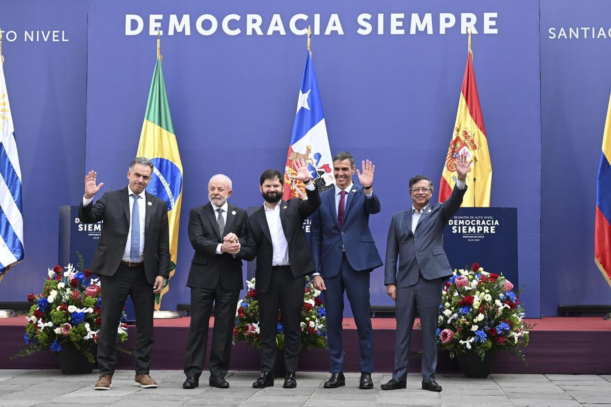 El presidente del Gobierno, Pedro Sánchez (2d), participa en la "Reunión de Alto Nivel, Democracia siempre" el pasado mes de junio, junto a los presidentes de Chile, Gabriel Boric (c); Brasil, Luiz Inácio Lula da Silva (2i); Uruguay, Yamandú Orsi (i), y Colombia, Gustavo Petro (d).