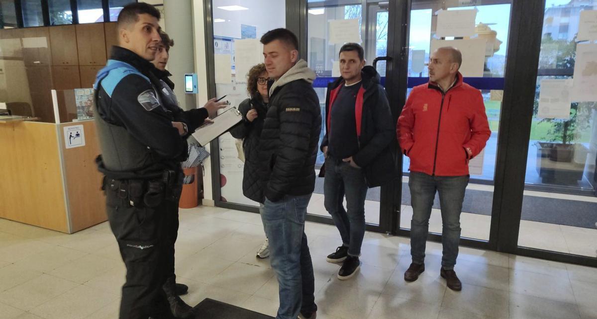Agentes identificando a ediles del PP de Moaña y Cangas. |  Santos Álvarez