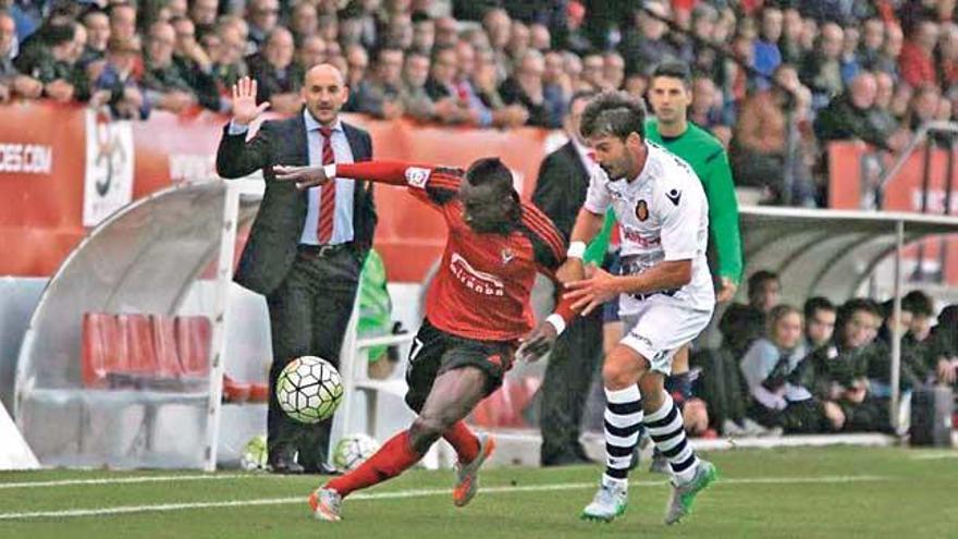 Albert Ferrer observa el marcaje de Oriol a un jugador del Mirandés.