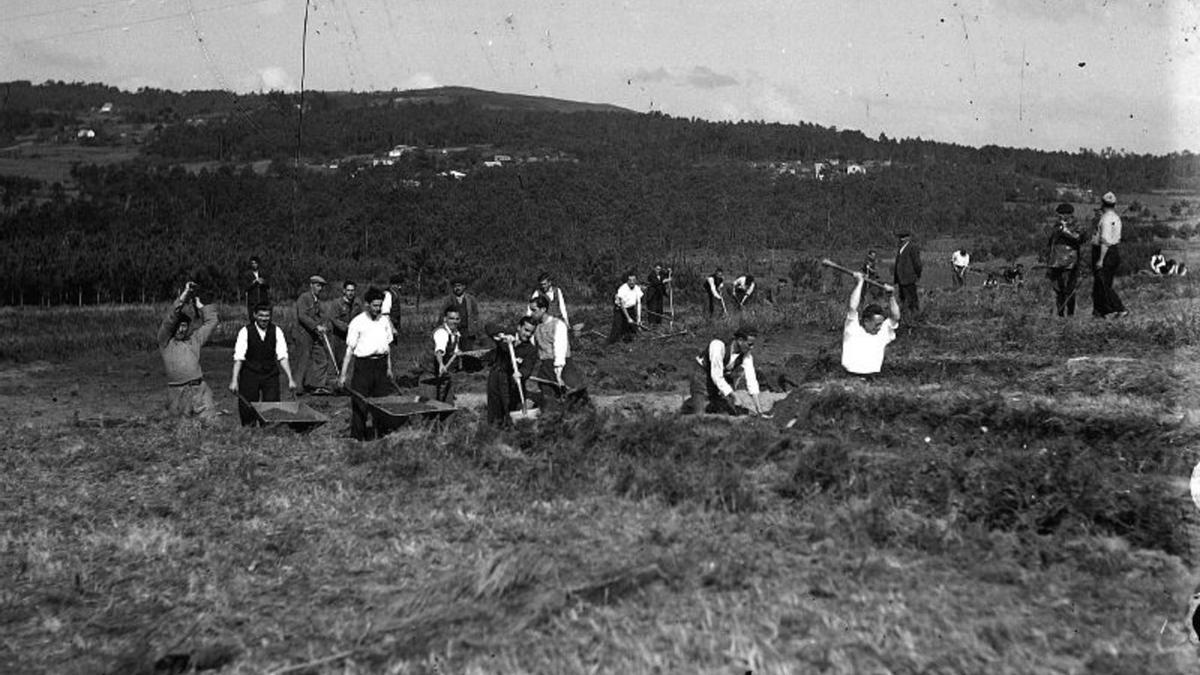 Trabajos forzosos en los terrenos de Peinador entre 1936 y 1937. / Archivo Pacheco