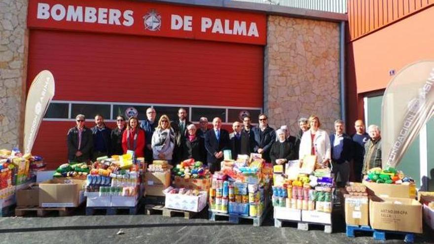 Representantes de Asima y miembros de las organizaciones solidarias, con alimentos donados.