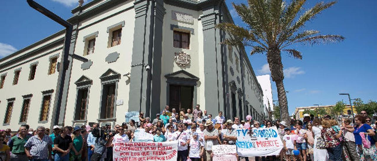 Concentración de pacientes y familiares en las puertas del Cabildo de Fuerteventura.