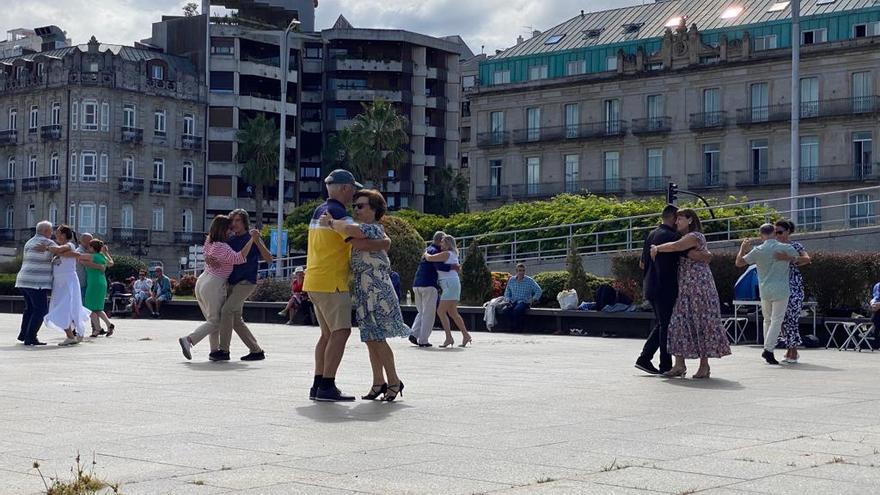 Los amantes del tango argentino se apasionan en el Náutico