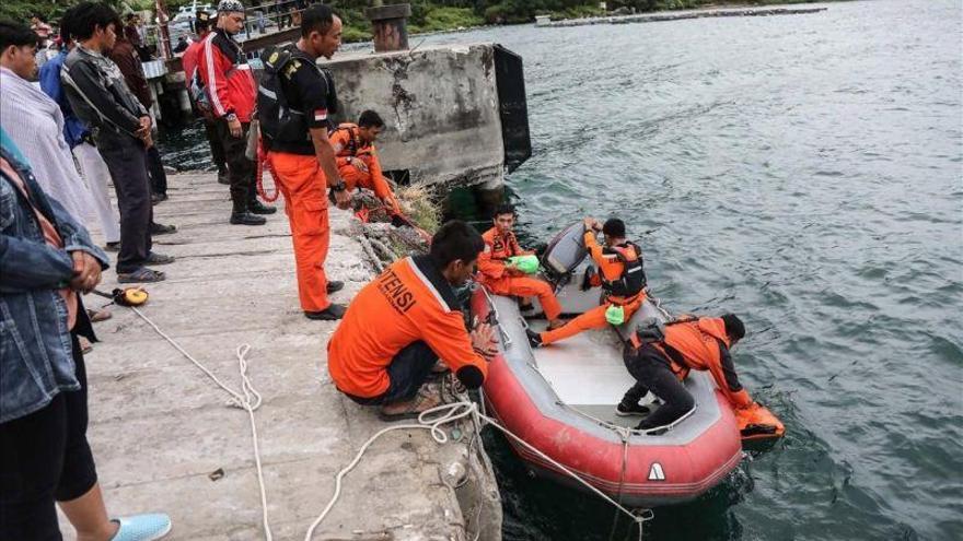 Al menos 94 desaparecidos en un naufragio en Indonesia
