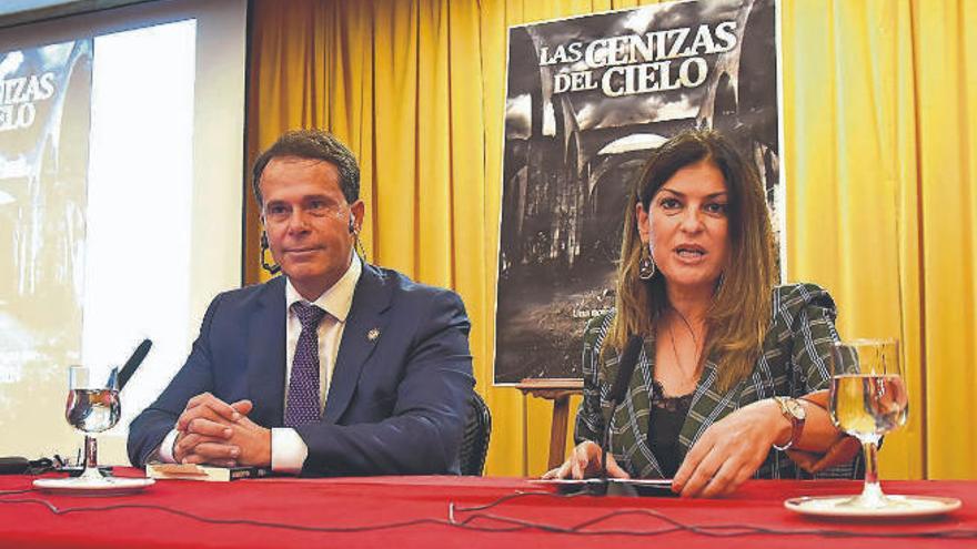 Matilde Zambudio, primera teniente de alcaldesa de Santa Cruz de Tenerife, compartió anoche mesa de presentación con Mariano Gambín en el Casino.