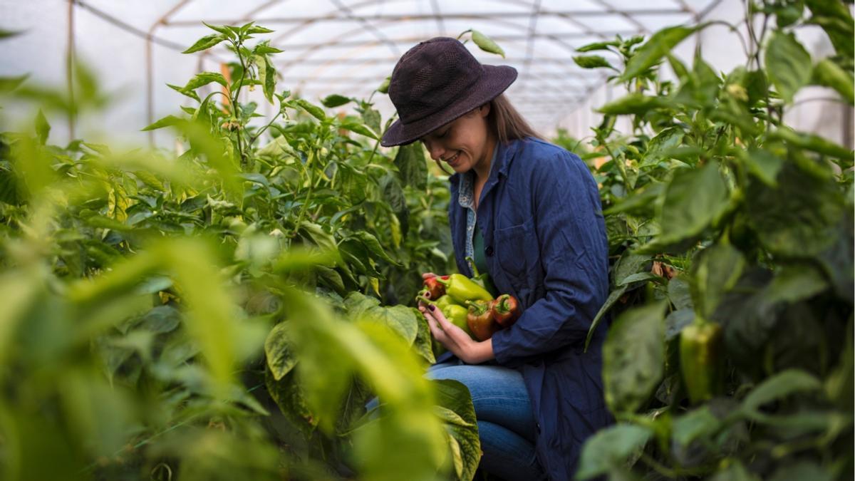 Una joven agricultora