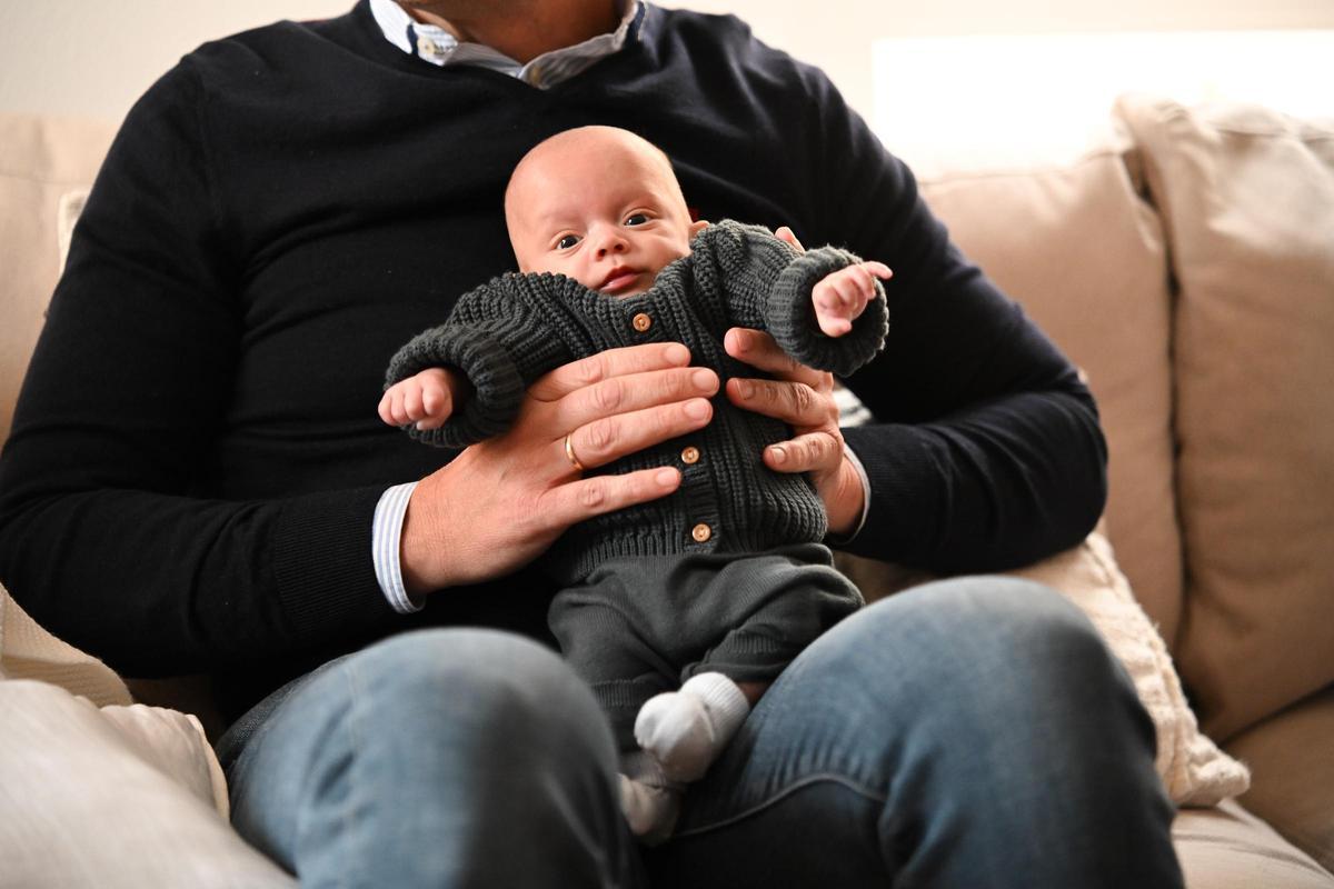 El pequeño Mateo en los brazos de su padre, Higinio Gómez