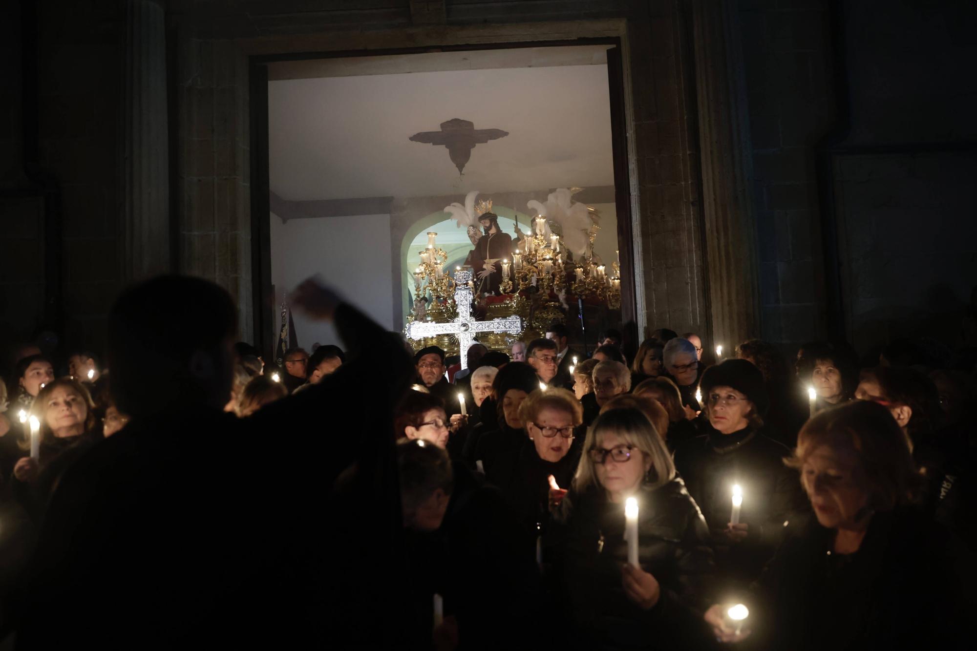 Así fue la procesión de la Madrugá en el Antiguo de Oviedo con una medianoche mágica