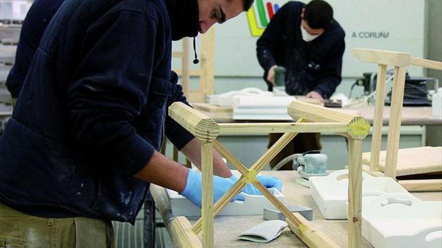 Actividad artesana en un centro de la Escuela de Madera.