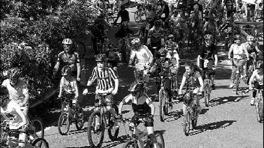 Participantes en la pasada edición de la fiesta de la bicicleta.