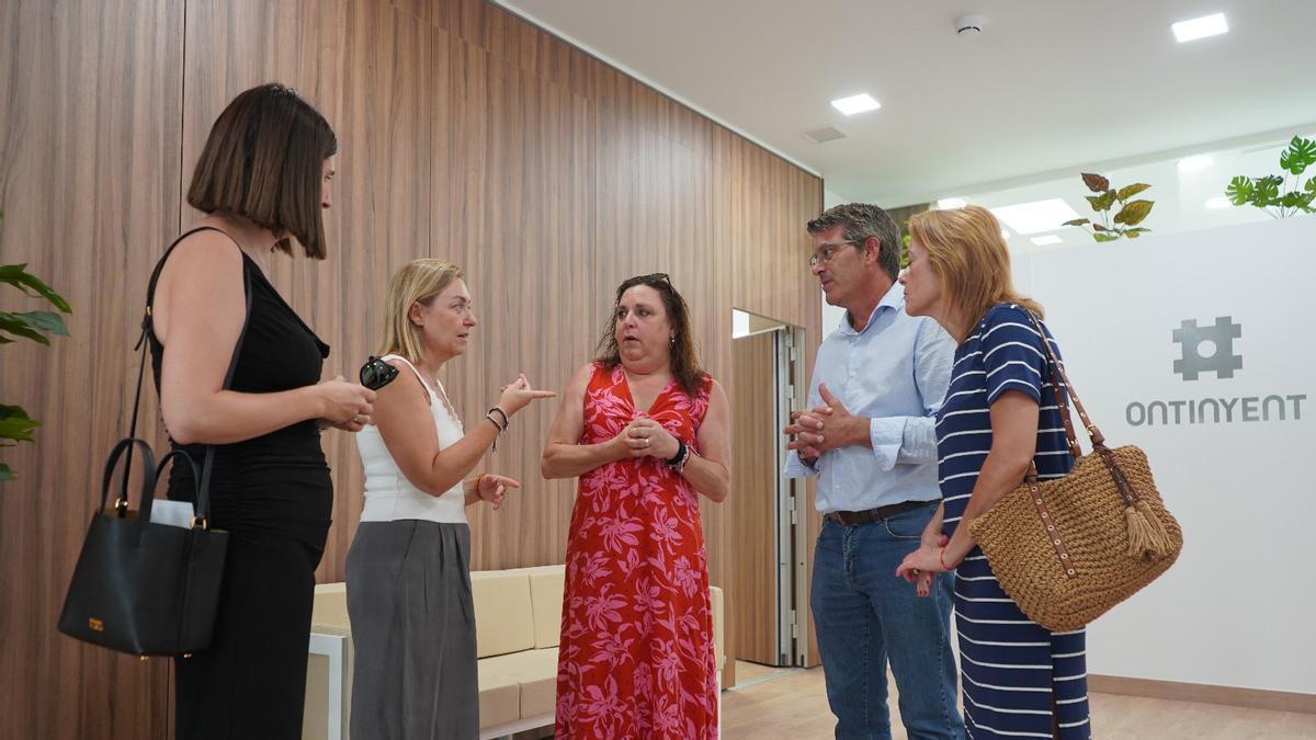 La presidenta de Inclou-TEA, el alcalde de Ontinyent, la regidora Paula Soler y la vicepresidenta de la diputación, Natàlia Enguix.