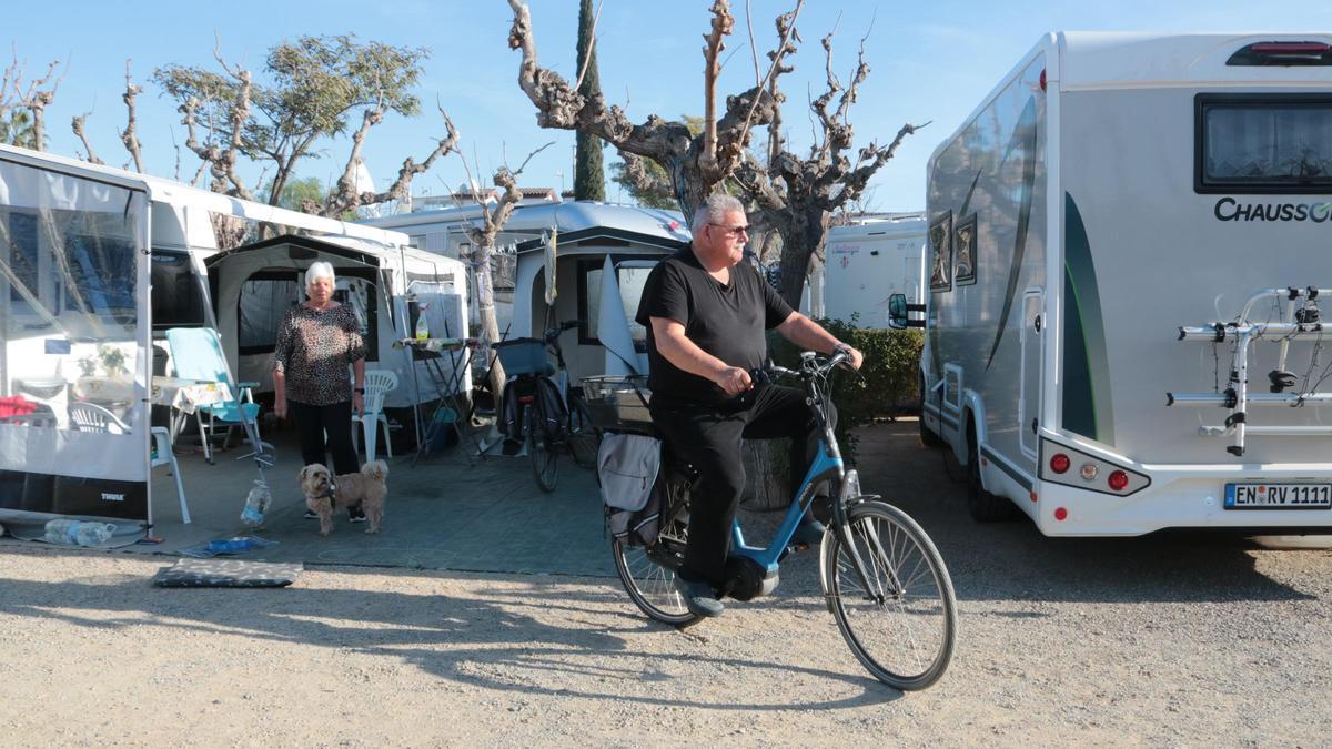 Un turista holandès pedaleja al Càmping la Llosa de Cambrils