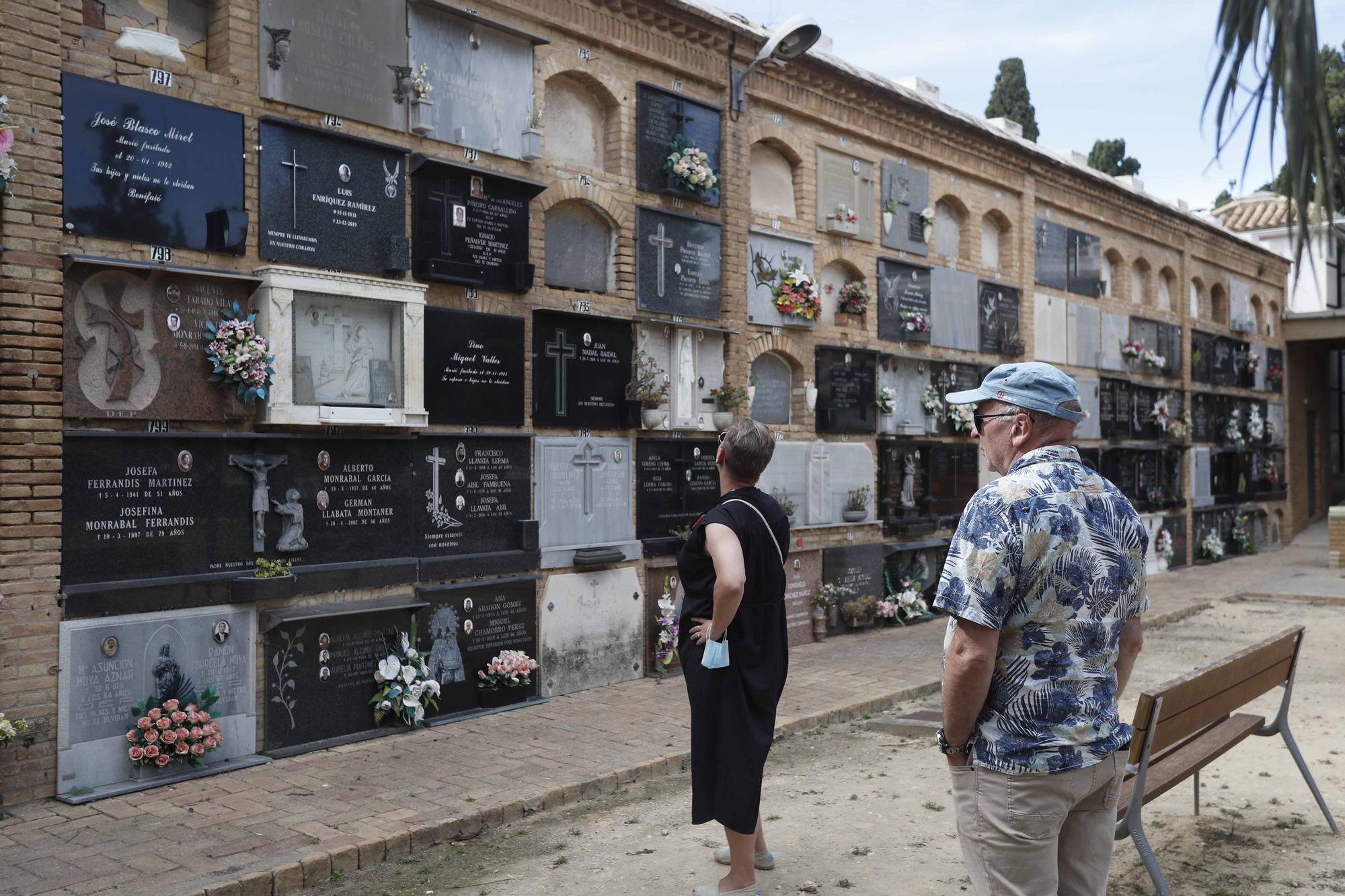 Un grupo de sindicalistas noruegos visitan las fosas de la Guerra Civil en Paterna