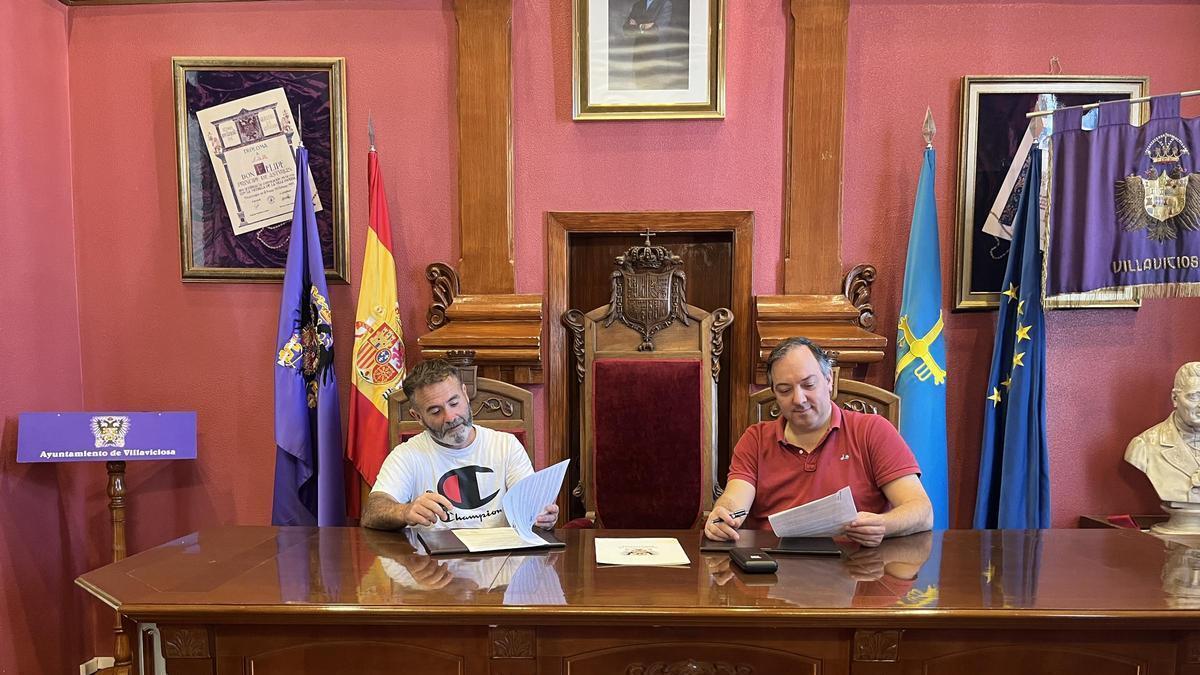 Por la izquierda, Héctor Sampedro y Alejandro Vega firmando el convenio