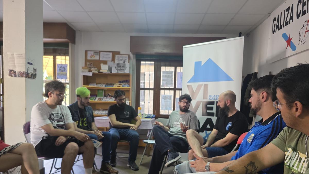 Alguno de los participantes en la reunión para crear el germen ourensano de Vivenda xa!