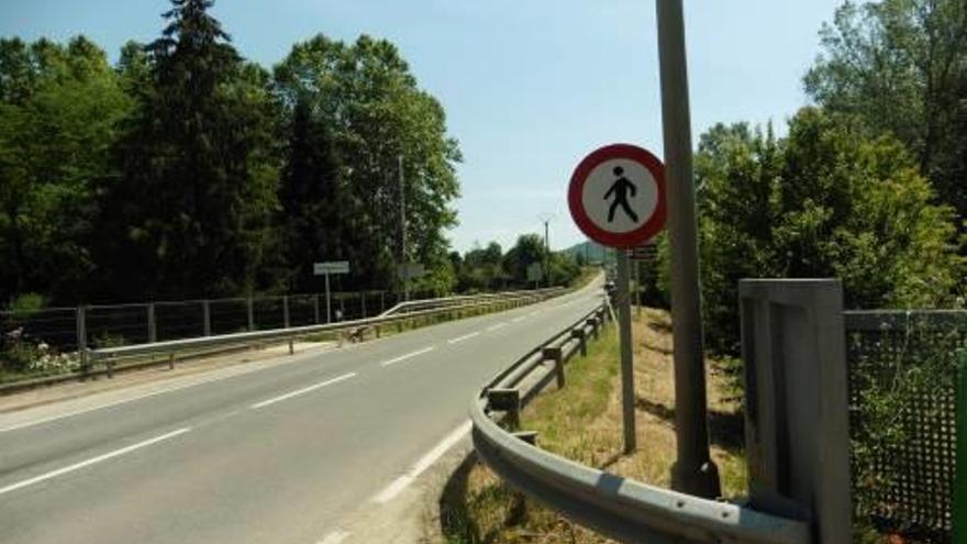 El pont sobre l&#039;N-260 on no poden passar vianants.