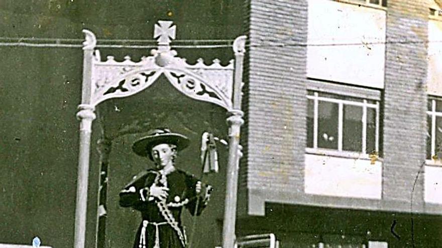 Zamoranos procesionan con la Virgen de La Peregrina sobre las andas de la Concha en los años 60. | Archivo R. Flecha.