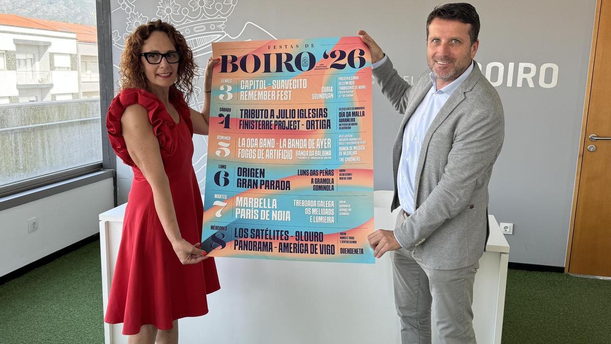 María Outeiral e José Ramón Romero, co cartel das festas do verán de Boiro.