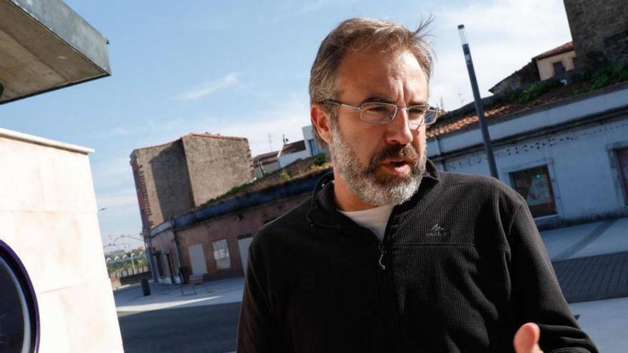 Alejandro García, antes de descubrir la parte de muralla de la calle homónima.