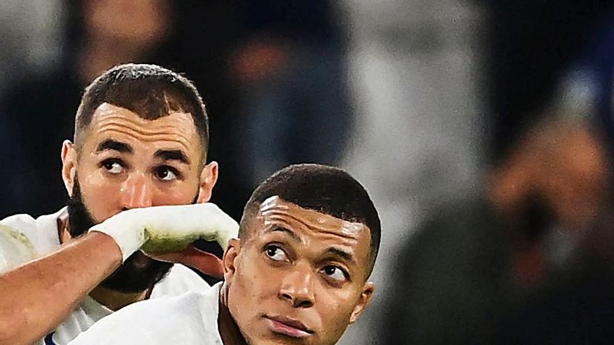 Benzema y Mbappé, en el partido. |  // FRANK FIFE