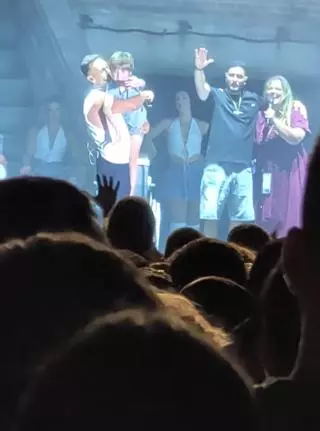 El pequeño Javi, invitado de lujo en el concierto de Omar Montes en Gijón: "El amor recibido nos llena de fuerza para seguir adelante"